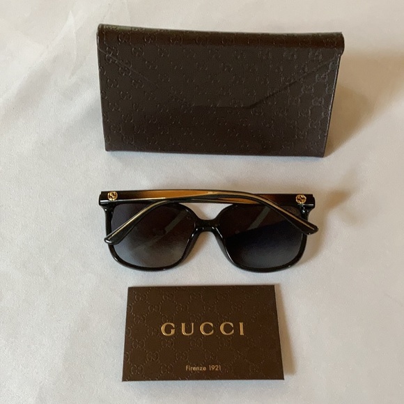 Women’s Gucci sunglasses with case
